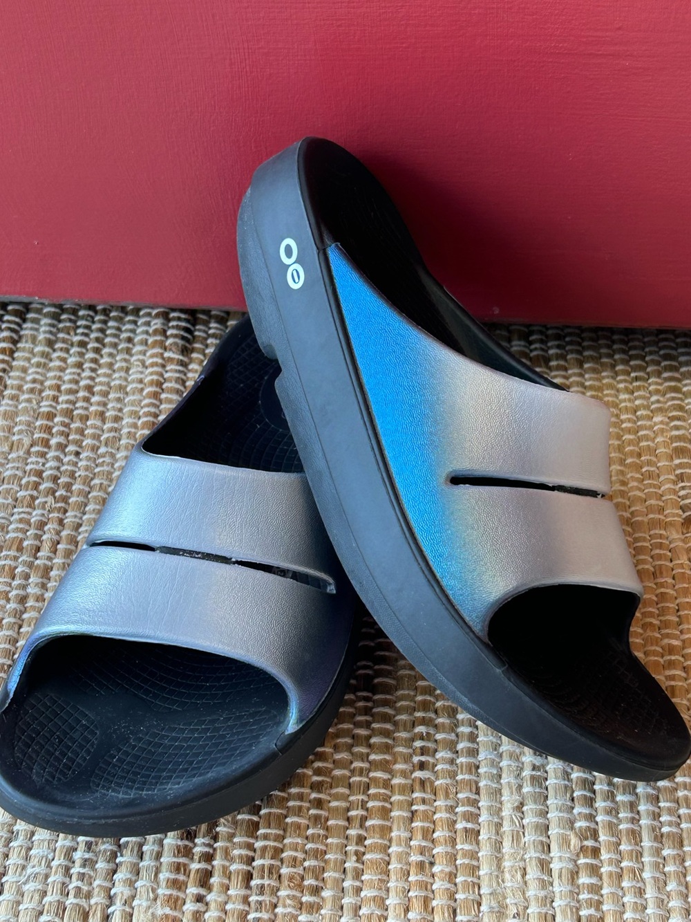 OOFOS ‘OOahh Luxe Slides’ s8 wmn Metallic Blue-Silver-look NEW-Retail $75